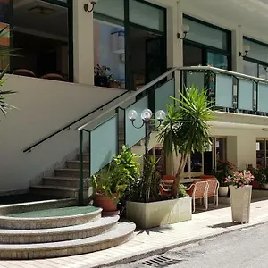 Chic 3*, Cattolica Italië